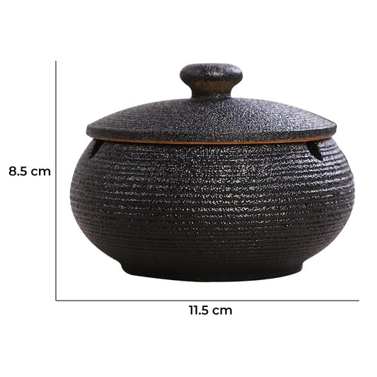 Scrumiera din Ceramica Rotunda cu Capac Elindor®, Design Simplu si Elegant, 11.5 x 8.5 cm, Pentru Interior si Exterior, Decorativa, Potrivita pentru Casa, Birou sau Terasa, Negru