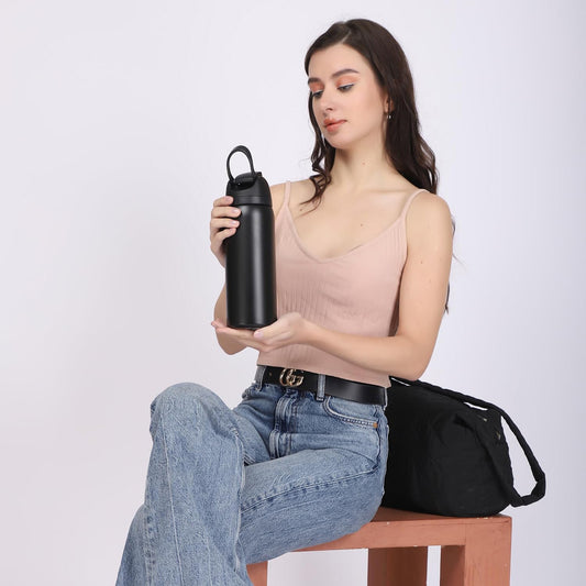 Cana Termos cu Gura Dubla Elindor® din Otel Inoxidabil, Izolatie cu Pereti Dubli, Deschidere Capac prin Apasare de Buton, Capacitate 710 ml, Rezistenta la Scurgeri, fara BPA, Ideala pentru Apa, Ceai, Cafea sau Smoothie, Negru