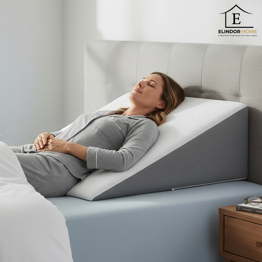 Perna Ortopedica Triunghiulara Elindor® pentru Pat, Perna din Spuma cu Memorie, Suport Spate, Cap, Post-Operator, Anti-Reflux, Antisforait, Antirid, Husa Detasabila cu Fermoar, 61 x 61 x 19 cm, Alb / Gri