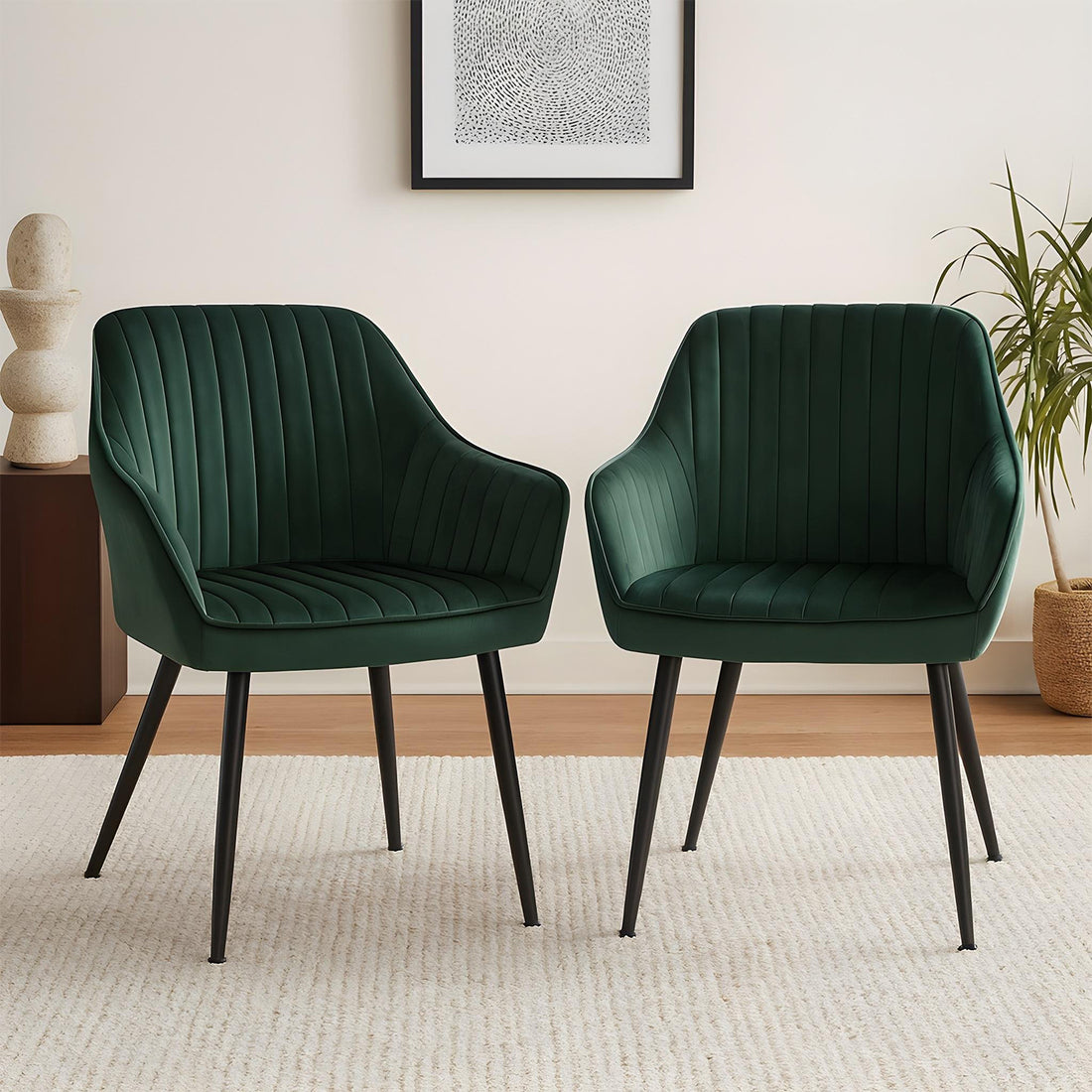 Set 2 Scaune Elindor® Ergonomice, Design Contemporan, Scaun cu Spatar si cu Manere, din Catifea cu Picioare Metalice Negre, Potrivite pentru Living, Bucatarie, Birou, Dormitor, Latime Sezut 49 cm, 55.5 x 43 x 83 cm, Verde Inchis