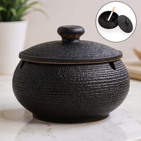 Scrumiera din Ceramica Rotunda cu Capac Elindor®, Design Simplu si Elegant, 11.5 x 8.5 cm, Pentru Interior si Exterior, Decorativa, Potrivita pentru Casa, Birou sau Terasa, Negru