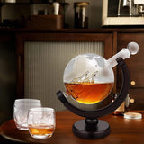 Set Decantor Glob Pământesc pentru Whiskey cu 2 Pahare Gravare, Stativ din Lemn, Transparent