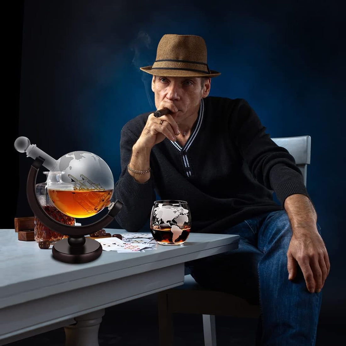 Set Decantor Glob Pământesc pentru Whiskey cu 2 Pahare Gravare, Stativ din Lemn, Transparent