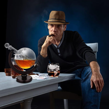 Set Decantor Glob Pământesc pentru Whiskey cu 2 Pahare Gravare, Stativ din Lemn, Transparent