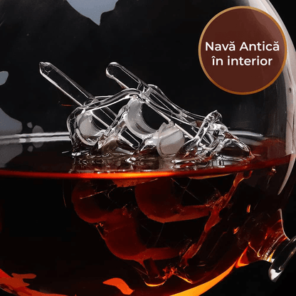 Set Decantor Glob Pământesc pentru Whiskey cu 2 Pahare Gravare, Stativ din Lemn, Transparent