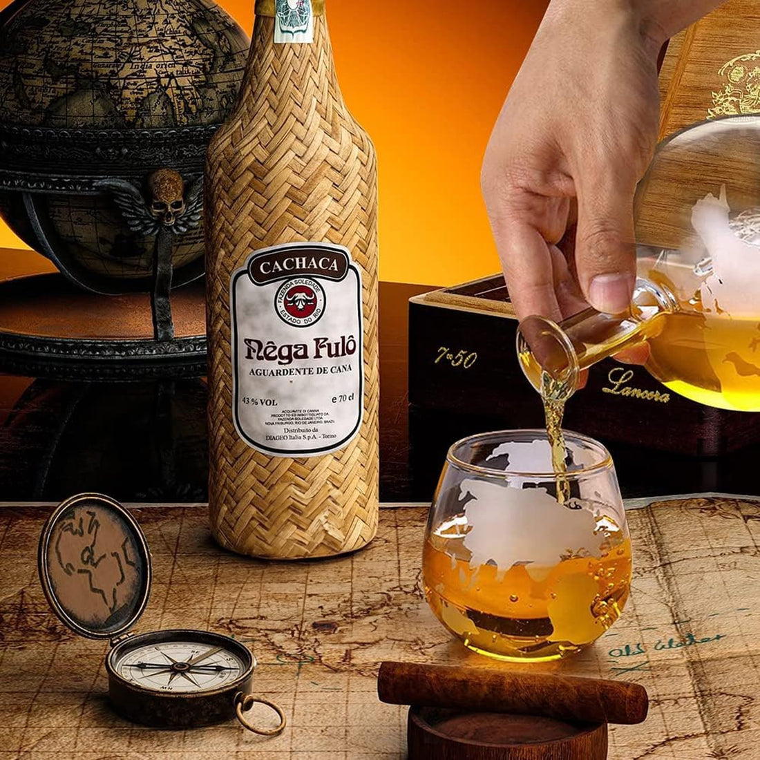 Set Decantor Glob Pământesc pentru Whiskey cu 2 Pahare Gravare, Stativ din Lemn, Transparent