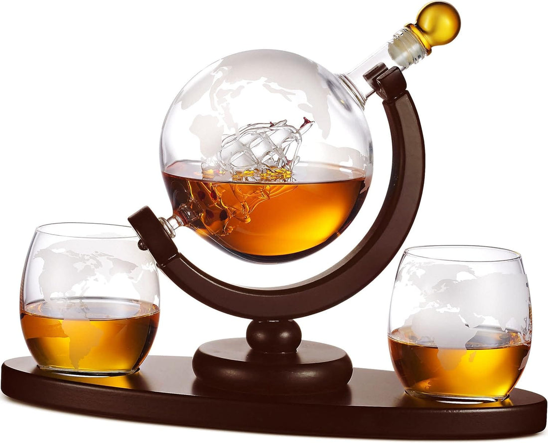 Set Decantor Glob Whiskey Elegant cu Pahare Gravate pentru Scotch, Bourbon, Vodka, Stativ din Lemn Cadoul Perfect pentru Bărbați volum de 850 ml, Transparent