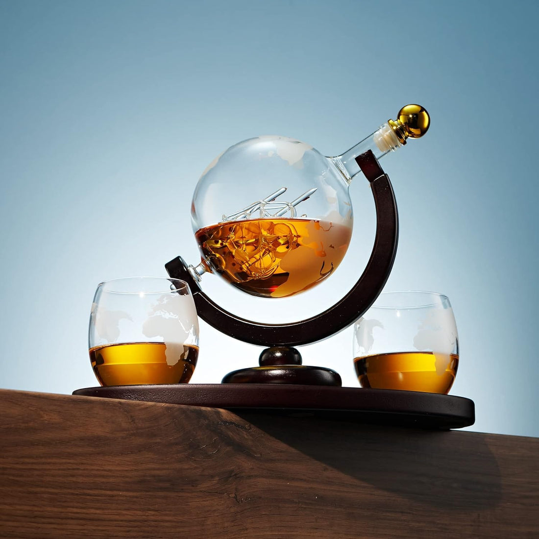 Set Decantor Glob Whiskey Elegant cu Pahare Gravate pentru Scotch, Bourbon, Vodka, Stativ din Lemn Cadoul Perfect pentru Bărbați volum de 850 ml, Transparent