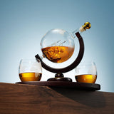 Set Decantor Glob Whiskey Elegant cu Pahare Gravate pentru Scotch, Bourbon, Vodka, Stativ din Lemn Cadoul Perfect pentru Bărbați volum de 850 ml, Transparent