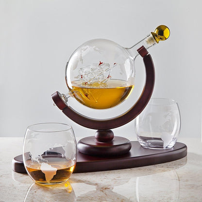 Set Decantor Glob Whiskey Elegant cu Pahare Gravate pentru Scotch, Bourbon, Vodka, Stativ din Lemn Cadoul Perfect pentru Bărbați volum de 850 ml, Transparent