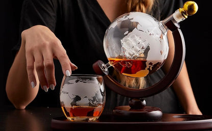 Set Decantor Glob Whiskey Elegant cu Pahare Gravate pentru Scotch, Bourbon, Vodka, Stativ din Lemn Cadoul Perfect pentru Bărbați volum de 850 ml, Transparent