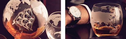 Set Decantor Glob Whiskey Elegant cu Pahare Gravate pentru Scotch, Bourbon, Vodka, Stativ din Lemn Cadoul Perfect pentru Bărbați volum de 850 ml, Transparent