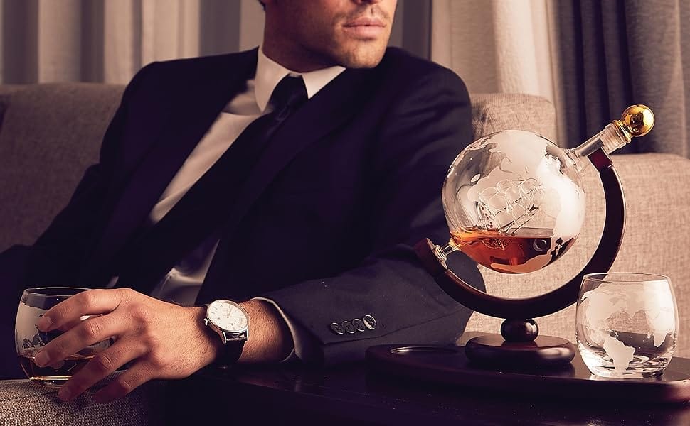 Set Decantor Glob Whiskey Elegant cu Pahare Gravate pentru Scotch, Bourbon, Vodka, Stativ din Lemn Cadoul Perfect pentru Bărbați volum de 850 ml, Transparent