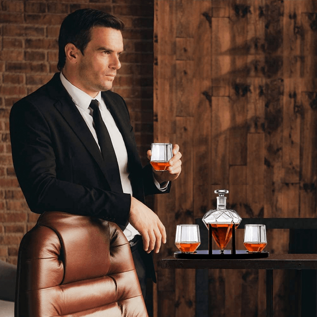 Set Decantor Whiskey în Formă de Diamant cu 2 Pahare și Suport din Lemn de Mahon, 750 ml, Elegant și Manual