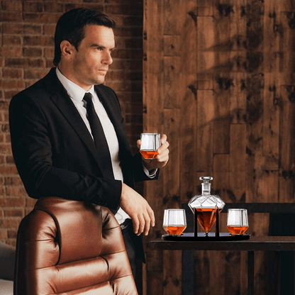 Set Decantor Whiskey în Formă de Diamant cu 2 Pahare și Suport din Lemn de Mahon, 750 ml, Elegant și Manual