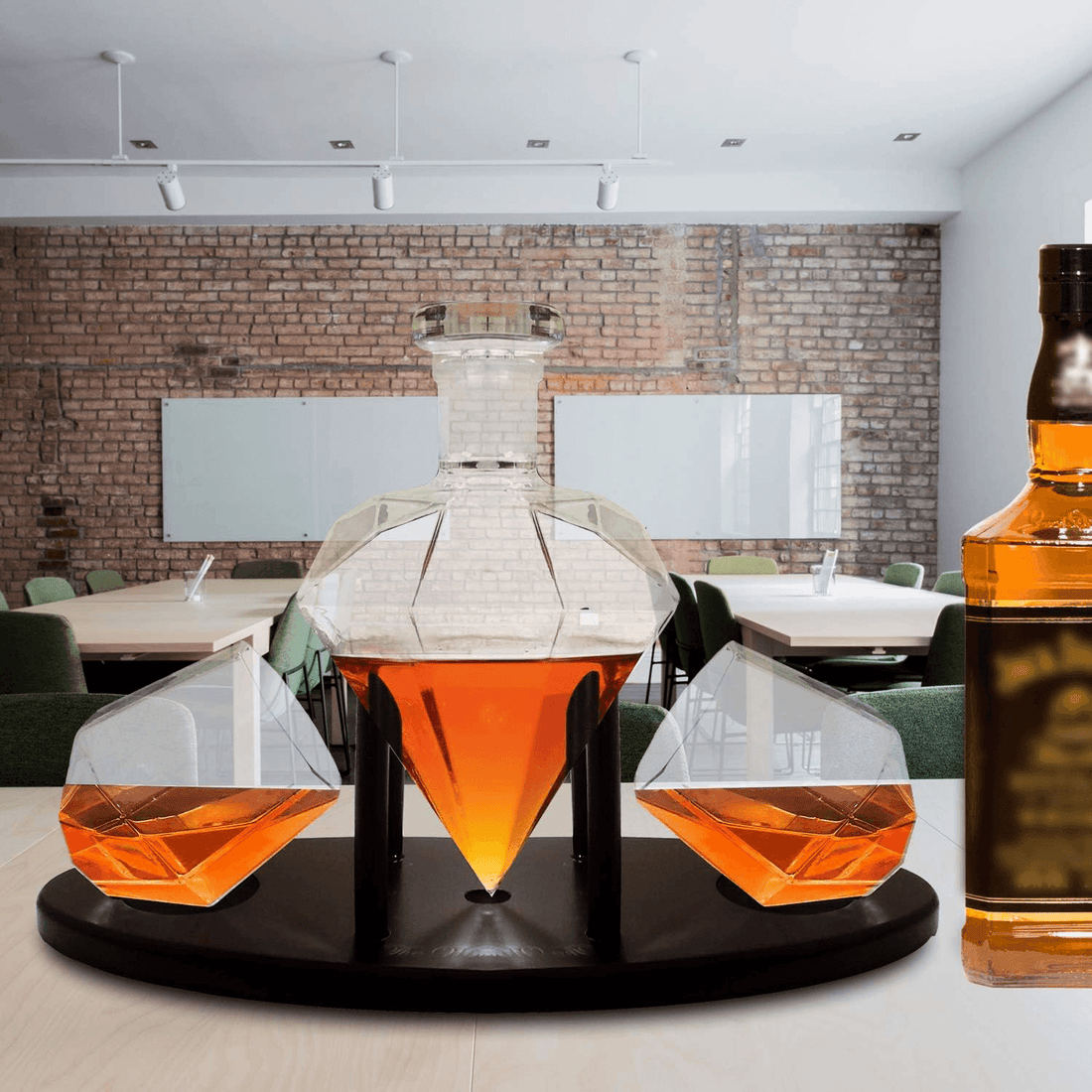 Set Decantor Whiskey în Formă de Diamant cu 2 Pahare și Suport din Lemn de Mahon, 750 ml, Elegant și Manual