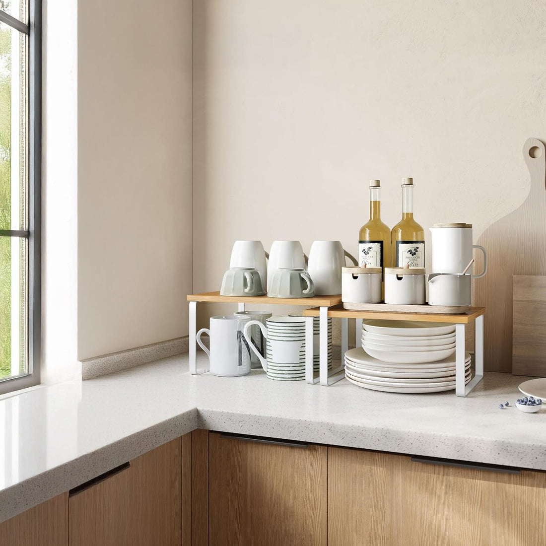 Set 2 Rafturi Elindor® din Bambus, Extensibil si Suprapus pentru Bucatarie, Organizator Metalic Reglabil, Ideal ca Etajera Depozitare in Camara sau Birou, Perfect pentru Condimente, Vesela, Farfurii, Stabil si Compact, Polita pentru Obiecte Diverse, Alb