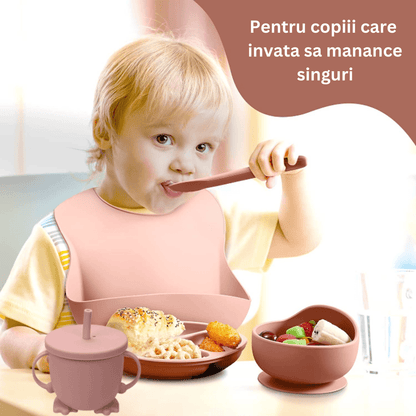 Set hrănire bebe din silicon, 8 piese: bavetă, farfurie compartimentată, bol cu ventuză, 2 seturi linguriță și furculiță, cană, fără alergeni, roz.