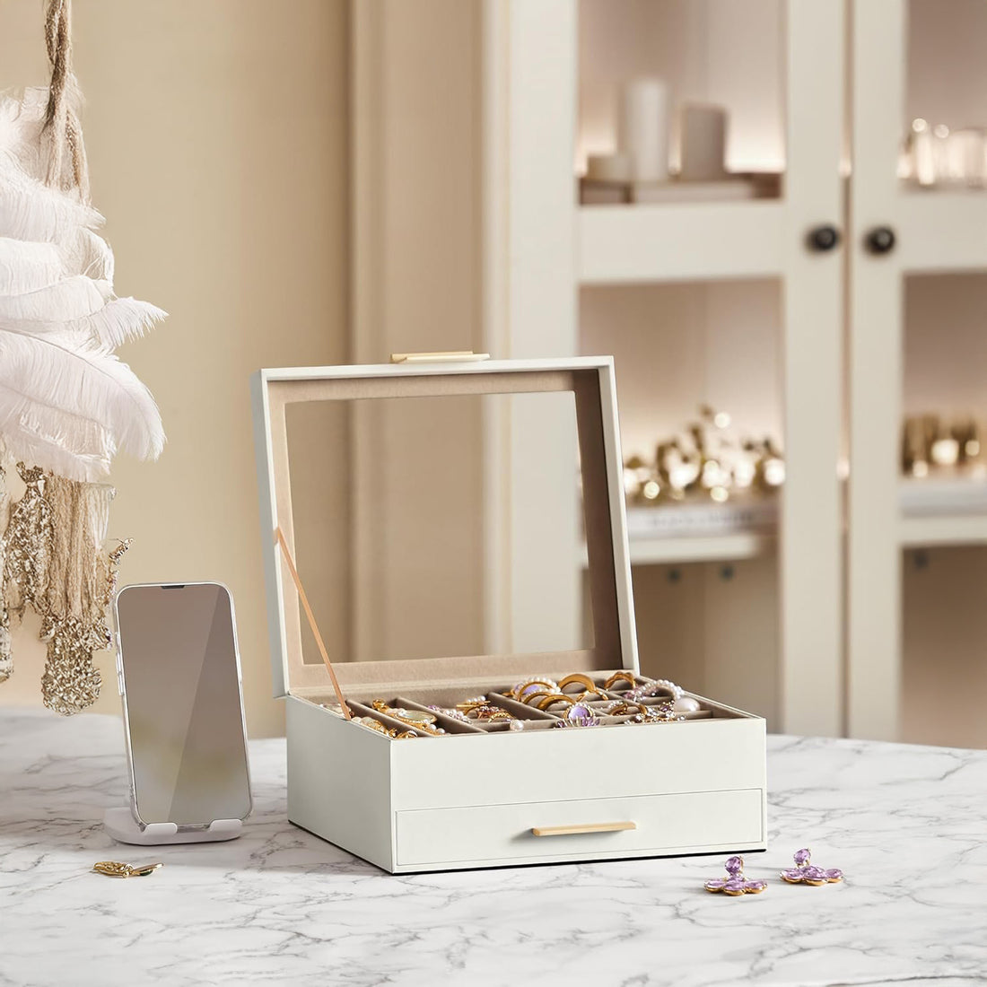 Cutie de Bijuterii Elindor® cu Capac, Organizator 2 Niveluri, 1x Sertar, Spatiu de Depozitare Inel, Verighete, Lantisoare, Bratari, Cercei, Caseta din Material Catifelat, Design Rafinat, Simplu si Elegant, Piele Ecologica, 22.3 x 23.1 x 10.4 cm, Alb/Auriu