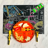 Set masa copii Elindor® – Farfurie 5 compartimente, furculiță și linguriță, 4 piese, veselă pentru mic dejun, prânz și cină, Mașinuțe de construcție