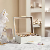 Cutie de Bijuterii Elindor® cu Capac, Organizator 2 Niveluri, 1x Sertar, Spatiu de Depozitare Inel, Verighete, Lantisoare, Bratari, Cercei, Caseta din Material Catifelat, Design Rafinat, Simplu si Elegant, Piele Ecologica, 22.3 x 23.1 x 10.4 cm, Alb/Auriu