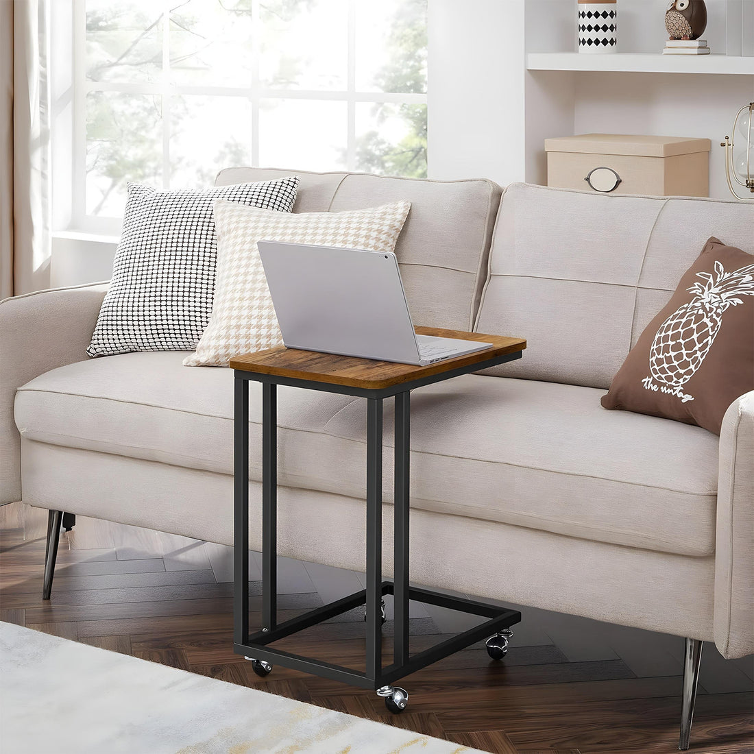 Masa de Cafea Laterala Elindor® in Forma de C, Design Industrial, Ideala pentru Living, Birou, Dormitor, Mobila mUltifunctionala, Moderna, Greutate Maxima Suportata 25 kg, Roti Detasabile Incluse, 50 x 35 x 60 cm, Maro / Negru