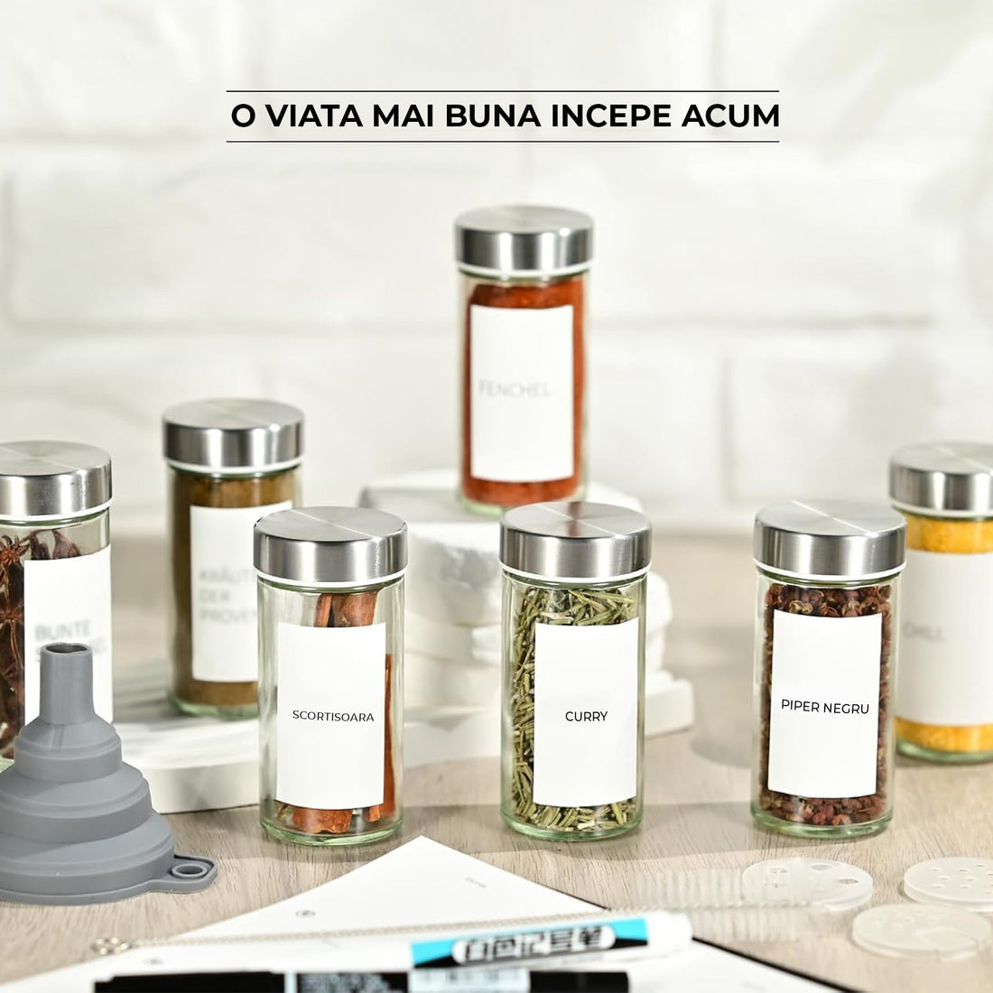 Set 12 Recipiente Condimente Elindor® din Sticla cu Capac Inox, cu Sita, Organizator Bucatarie, Organizatoare Sertar, Borcane 100 ml, 2 Tipuri de Etichete Albe si Negre, Palnie din Silicon, 2x Pix Inclus, Perie de Curatare, Accesorii Depozitare