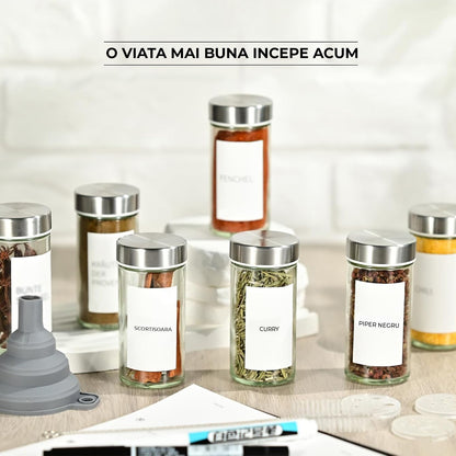 Set 12 Recipiente Condimente Elindor® din Sticla cu Capac Inox, cu Sita, Organizator Bucatarie, Organizatoare Sertar, Borcane 100 ml, 2 Tipuri de Etichete Albe si Negre, Palnie din Silicon, 2x Pix Inclus, Perie de Curatare, Accesorii Depozitare
