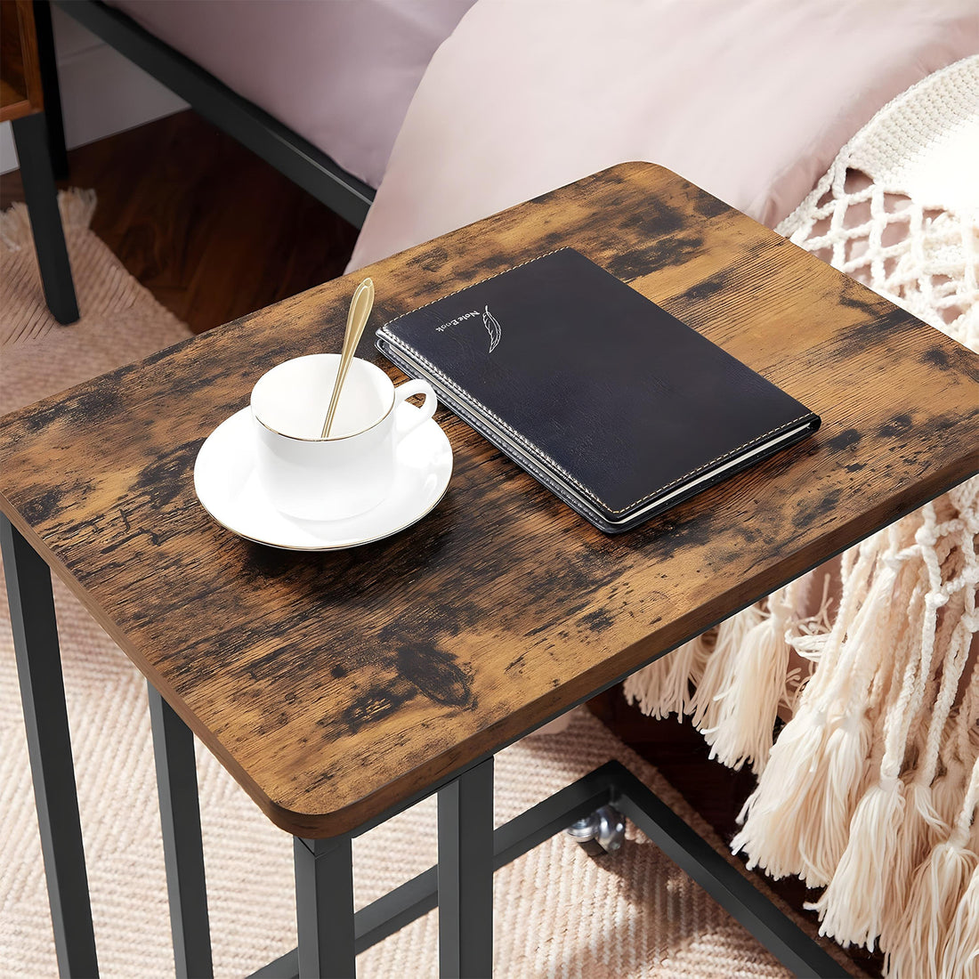 Masa de Cafea Laterala Elindor® in Forma de C, Design Industrial, Ideala pentru Living, Birou, Dormitor, Mobila mUltifunctionala, Moderna, Greutate Maxima Suportata 25 kg, Roti Detasabile Incluse, 50 x 35 x 60 cm, Maro / Negru