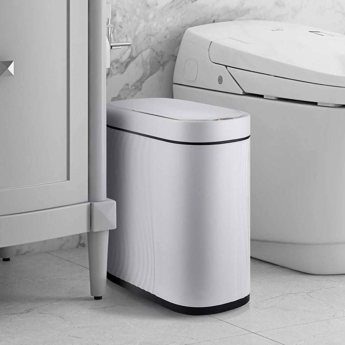 Cos de Gunoi cu Senzor Elindor® cu Capacitate 7.5l, Capac Inteligent Anti-Miros, Deschidere Silentioasa, Design Elegant, Subtire, Ideal pentru Baie, Bucatarie, Birou, Dormitor, Perfect pentru Colectare Deseuri, Rezistent la Apa IPX5 Alb / Negru
