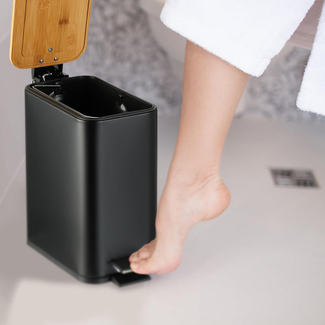 Cos de Gunoi Bucatarie Elindor® cu Pedala, cu Capac din Bambus, Capacitate 5L, Galeata Detasabila, Maner Transport, Multifunctional, Ideal in Bucatarie, Baie, Birou, Camara, Living, Dormitor, Potrivit pentru Colectare Selectiva, Negru