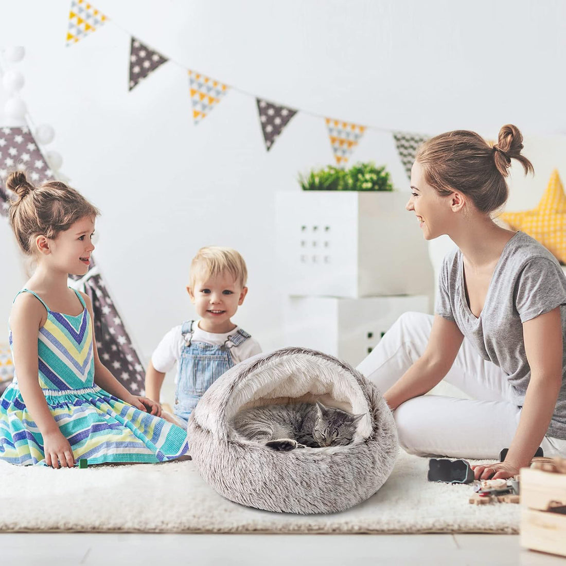 Pat Confortabil pentru Caini si Pisici Elindor® Rotund, Culcus Moale Antiderapant, Potrivit pentru Caine si Pisica de Talie Mica si Medie, Ideal in Orice Anotimp, in Casa, 60 × 60 × 16 cm, Gri / Bej