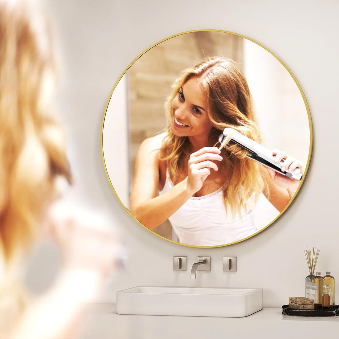 Oglinda Rotunda Aurie Elindor® Decorativa, Moderna si Eleganta, Reflexie HD, Sticla fara Distorsiuni, Ideala pentru Dormitor, Living, Birou, Dressing, Hol, Rama Metalica, Diametru 90 cm