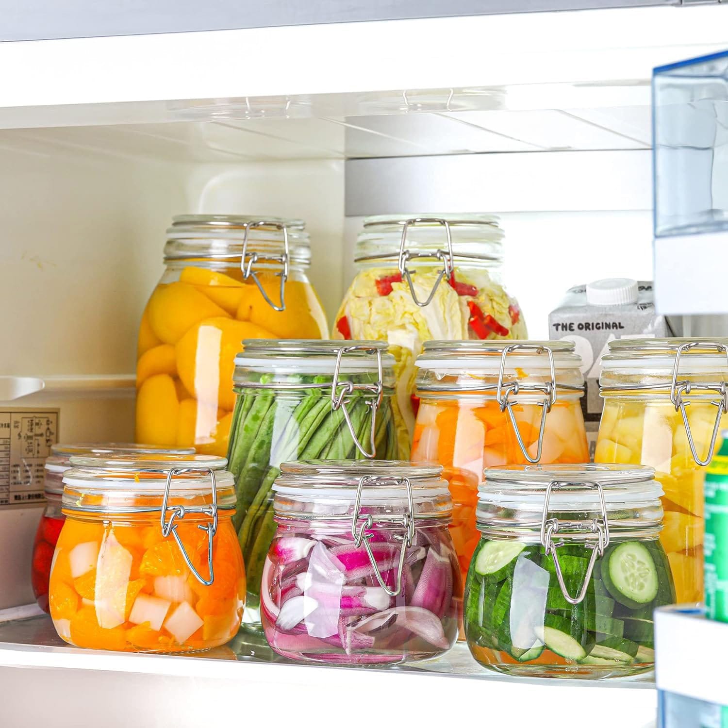 Borcane din sticlă cu închidere ermetică, ideale pentru depozitarea alimentelor proaspete și murăturilor în frigider.