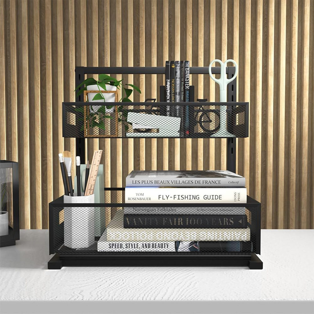 Organizator metalic negru utilizat pe birou pentru depozitarea cărților, accesoriilor și materialelor de papetărie. Soluție modernă pentru organizare.