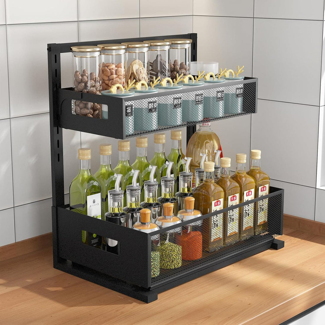 Organizator metalic negru pentru bucătărie, ideal pentru depozitarea condimentelor, uleiurilor și borcanelor cu alimente. Design modern și practic.