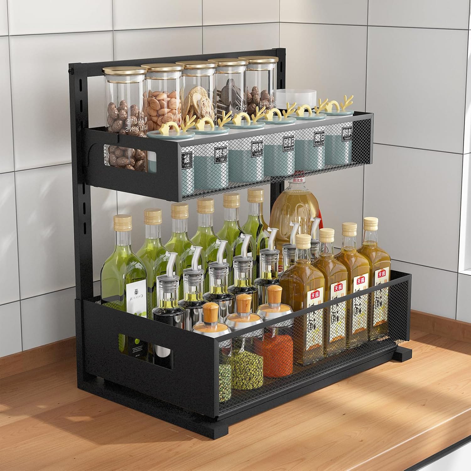 Organizator metalic negru pentru bucătărie, ideal pentru depozitarea condimentelor, uleiurilor și borcanelor cu alimente. Design modern și practic.