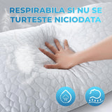 Mână apăsând pe o pernă din spumă cu memorie, respirabilă și confortabilă.