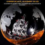 Set Decantor Glob Pamantesc Elindor®Whiskey cu 2 Pahare Gravate, Stativ din Lemn, Transparent