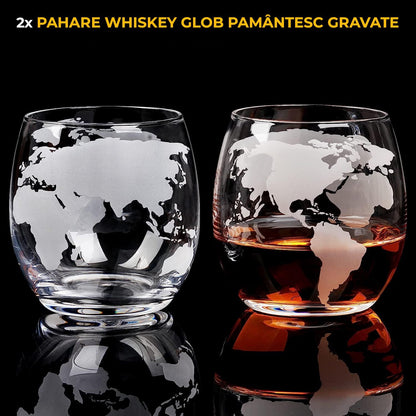 Set Decantor Glob Pamantesc Elindor®Whiskey cu 2 Pahare Gravate, Stativ din Lemn, Transparent