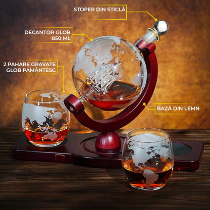 Set Decantor Glob Pamantesc Elindor®Whiskey cu 2 Pahare Gravate, Stativ din Lemn, Transparent