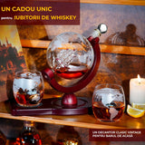 Set Decantor Glob Pamantesc Elindor®Whiskey cu 2 Pahare Gravate, Stativ din Lemn, Transparent